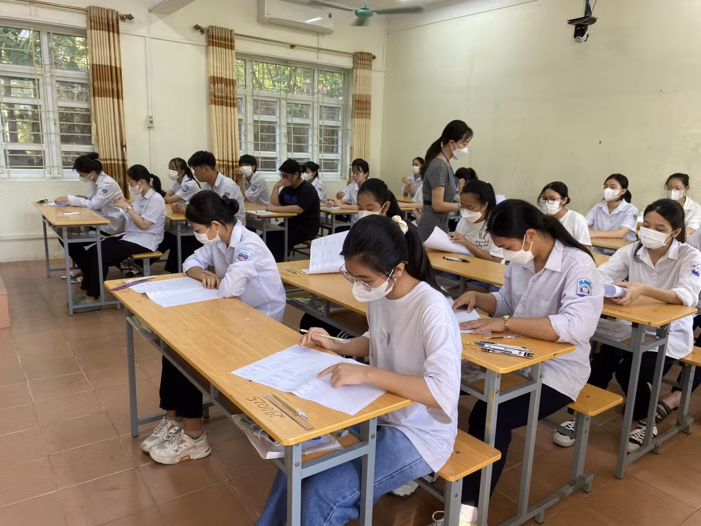Các thí sinh điền thông tin vào giấy thi, giấy nháp, chuẩn bị cho bài thi môn Ngoại ngữ.