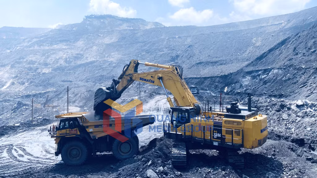Tổ hợp máy xúc - xe tải đồng bộ trên khai trường mỏ than Hà Tu (6-2023). Ảnh: Hoàng Yến