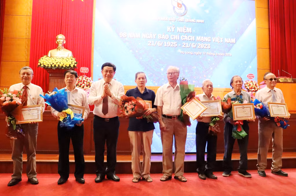 Hội Nhà báo tỉnh mừng thọ các nhà báo cao tuổi.