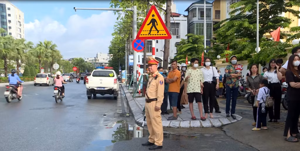 Lực lượng CSGT có mặt từ sớm để phân luông, chống ùn tắc, bảo vệ an toàn kỳ thi THPT quốc gia năm 2023. Ảnh: Nguyễn Khánh (Công an tỉnh).