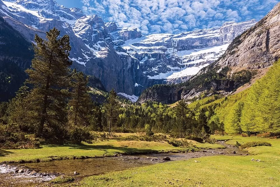 Dãy Pyrenees: Đường chân trời của dãy núi Pyrenees tạo thành ranh giới tự nhiên tuyệt vời giữa Tây Ban Nha và Pháp, trải dài từ Vịnh Biscay đầy mê hoặc đến biển Địa Trung Hải. Du khách có thể thưởng thức rượu vang rioja và ngắm nhìn những di sản được kết hợp giữa Tây Ban Nha, Pháp và truyền thống địa phương khi đạp xe vào trung tâm xứ Basque. Ảnh: Ryder-Walker Hiking Tours.