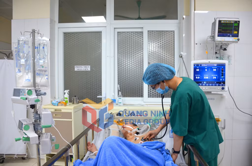 Bác sĩ của Trung tâm Ung bướu (Bệnh viện Bãi Cháy) điều trị chăm sóc giảm nhẹ cho bệnh nhân ung thư (6-2023). Ảnh: Nguyễn Hoa