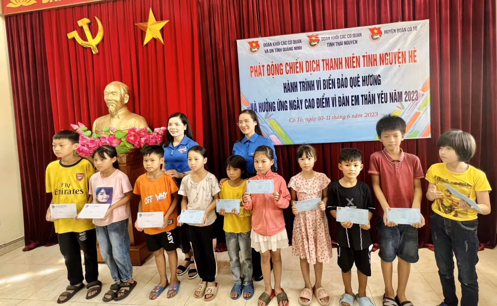Đoàn Khối Các cơ quan và doanh nghiệp tỉnh trao quà cho trẻ em có hoàn cảnh khó khăn xã Đông Tiến, huyện Cô Tô.