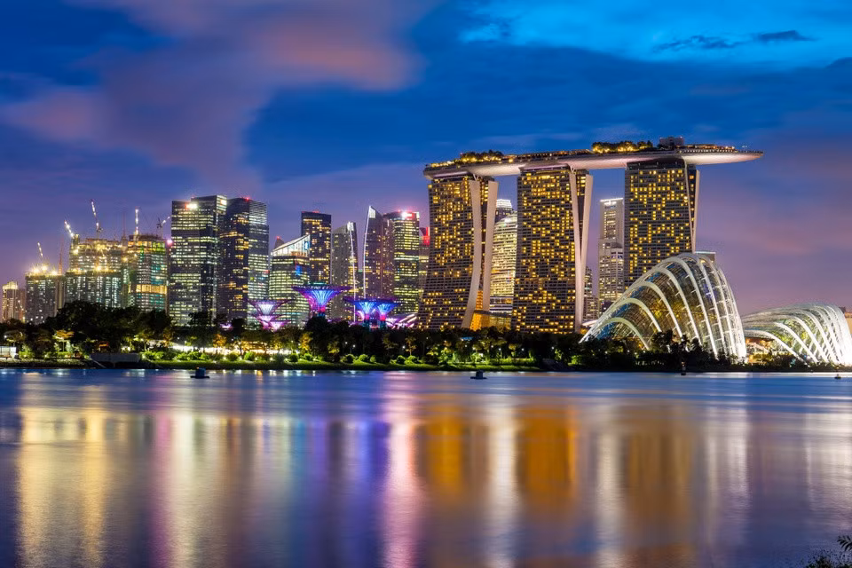 Cơ quan kiểm soát không lưu của Singapore giới hạn chiều cao của các tòa nhà của thành phố, nhưng đường chân trời ở đây vẫn gây ấn tượng với những công trình kiến trúc độc đáo như tòa nhà Marina Bay Sands, công viên Gardens by the Bay...