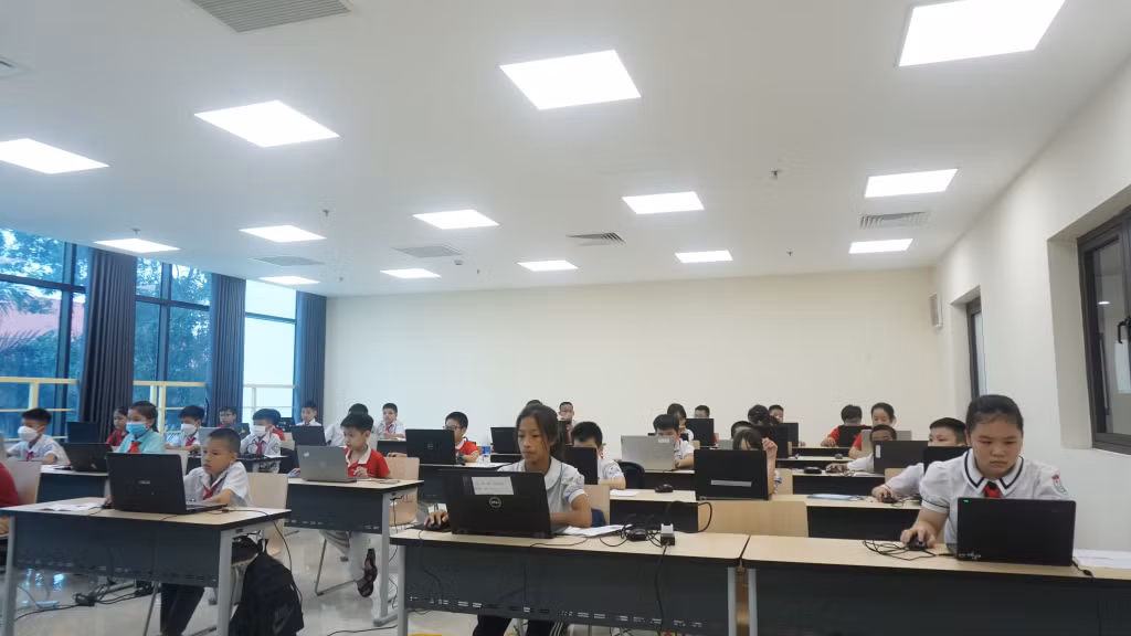 Các thí sinh dự thi nội dung lập trình.