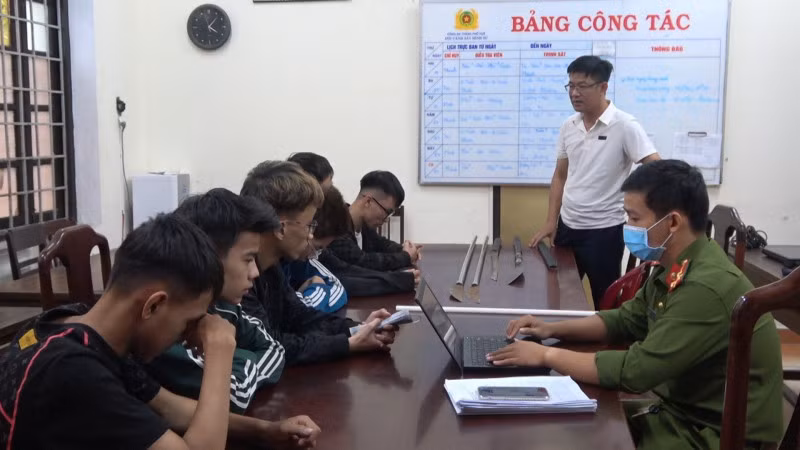 Các đối tượng tại cơ quan Công an.
