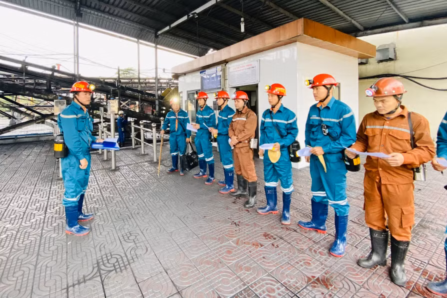 Trung tâm Cấp cứu mỏ phối hợp với Công ty Than Mạo Khê kiểm tra, phòng ngừa sự cố tại diện sản xuất. Ảnh: Hoàng Yến