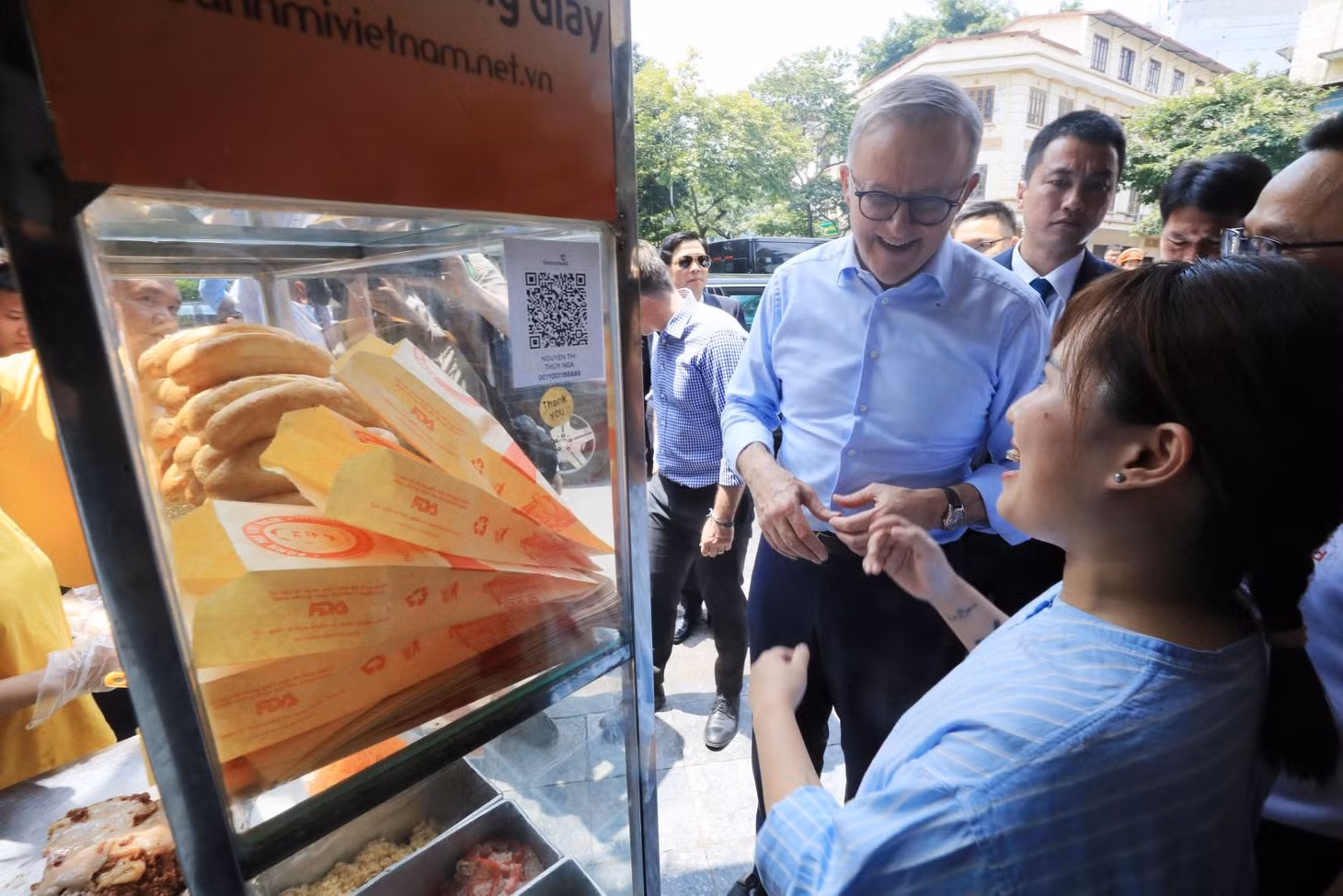 Thủ tướng Australia Anthony Albanese nghe giới thiệu về bánh mỳ truyền thống của Việt Nam. Ảnh: Lâm Khánh/TTXVN