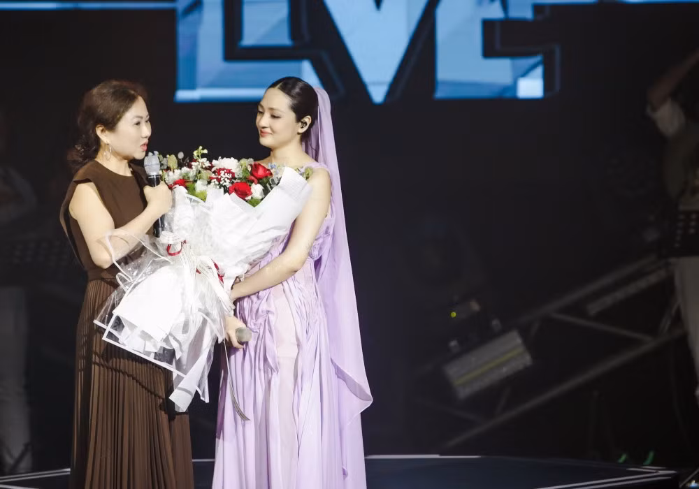 Bảo Anh và mẹ trên sân khấu.