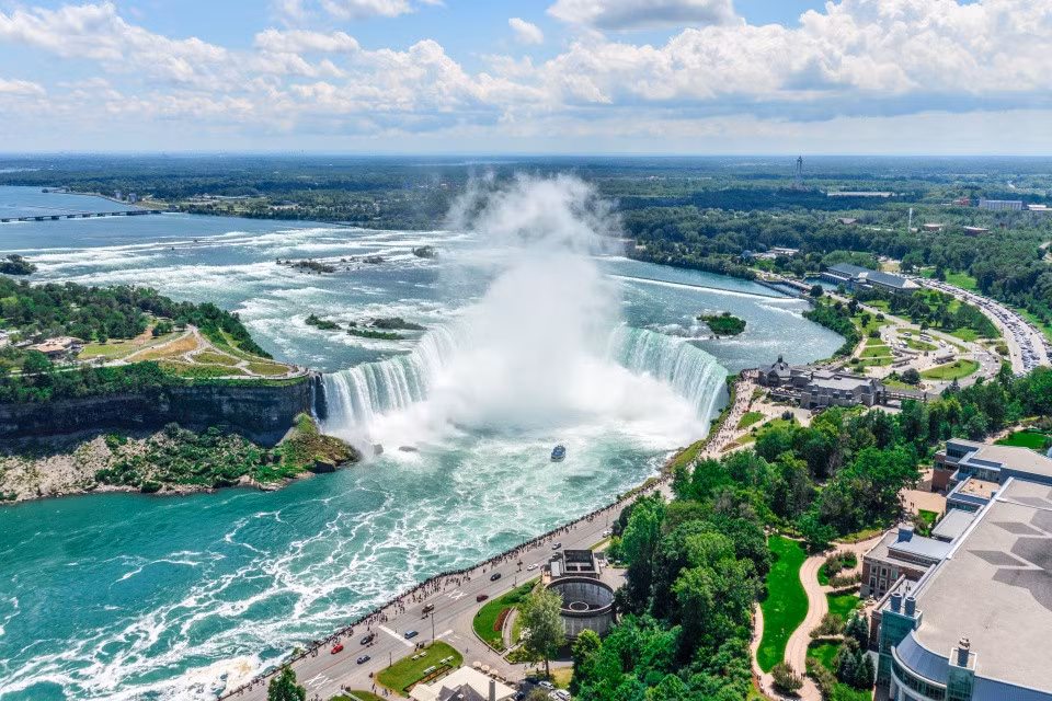 Thác Niagara (Canada và Mỹ) nằm trên biên giới của Canada và Mỹ, là một trong những thác nước nổi tiếng nhất thế giới. Kỳ quan thiên nhiên này dài hơn 56 km và những dòng chảy đổ ào từ độ cao 52 m gây nên tiếng vang lớn. Ảnh: Starcevic.