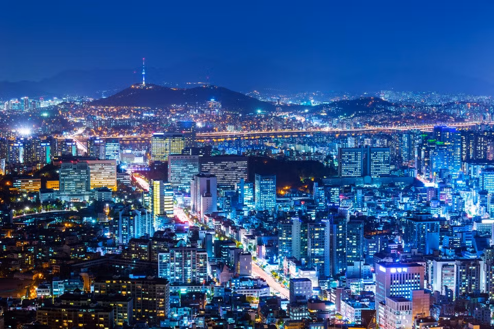 Đường chân trời ấn tượng của thủ đô Seoul (Hàn Quốc) tràn ngập những tòa nhà cao tầng, trong đó có tòa nhà cao nhất cả nước Lotte World Tower với 123 tầng. Đặc biệt, tòa tháp cao vút trên đỉnh núi Namsan cũng điểm xuyến thêm nét đẹp riêng cho bức tranh toàn cảnh thành phố.