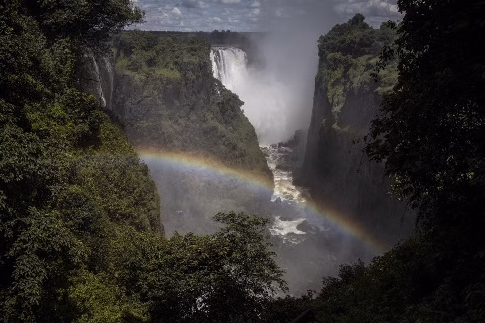 Thác Victoria (Zimbabwe và Zambia) là một trong những cảnh quan thiên nhiên đẹp nhất trên thế giới. Thác rộng 1,7 km và chảy từ độ cao 130 m nằm giữa công viên quốc gia Thác Victoria ở Zimbabwe và Mosi-oa-Tunya của Zambia. Người dân bản địa còn gọi thác là "Khói sấm sét" bởi âm thanh vang dội của dòng nước trắng xóa đổ xuống vực sâu. Ảnh: ANDREAS DROUVE/dpa.