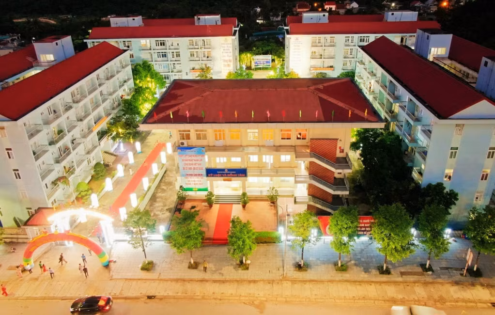 Khu tập thể công nhân Công ty Than Quang Hanh là một trong các khu tập thể đẹp nhất của ngành Than.
