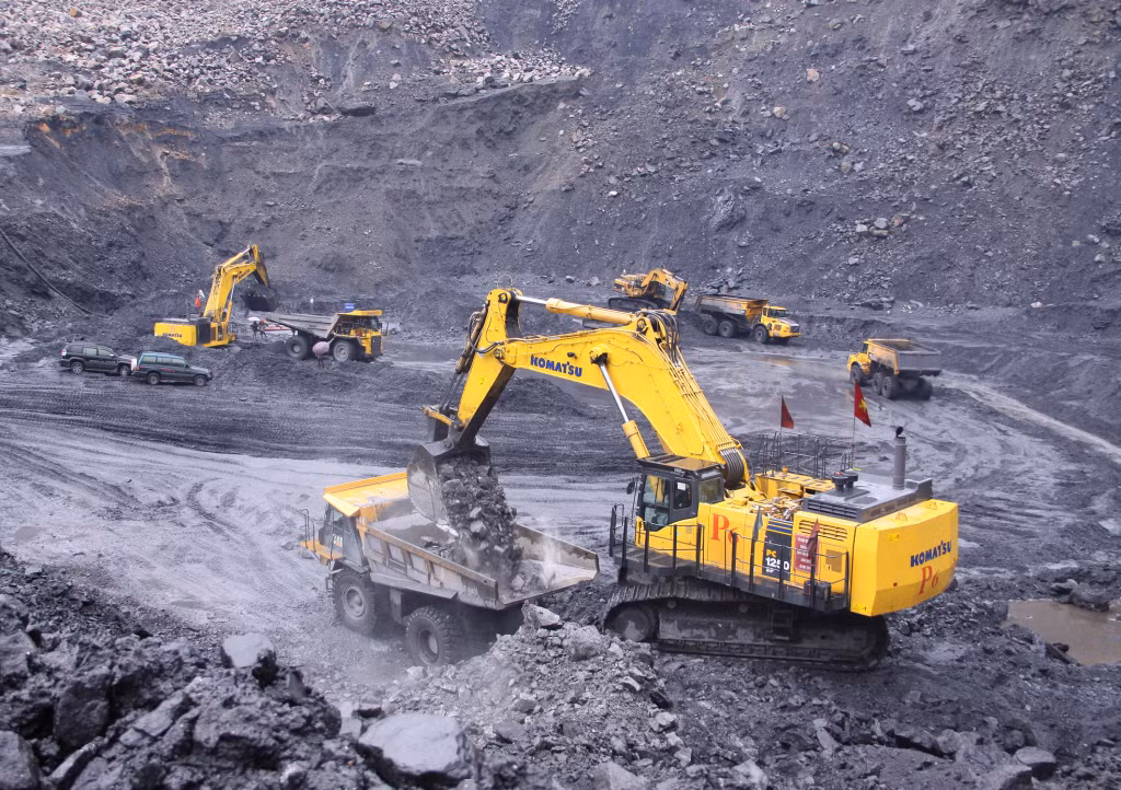 Những ngày này, Công ty CP Than Cao Sơn đang đẩy mạnh khai thác than dưới đáy moong.