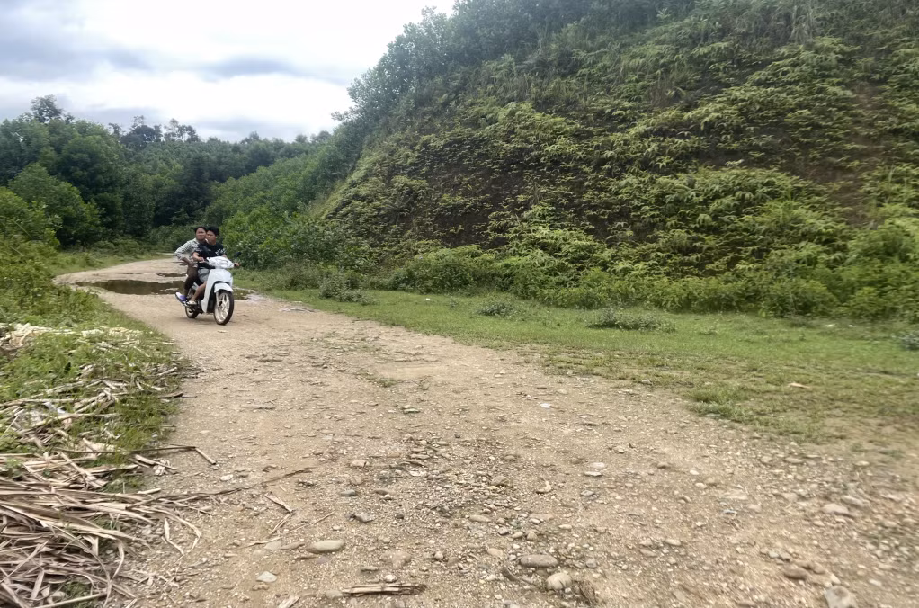 Đoạn đường từ Siềng Lống đi xã Quảng Sơn (huyện Hải Hà) chưa được đổ bê tông mặt đường.