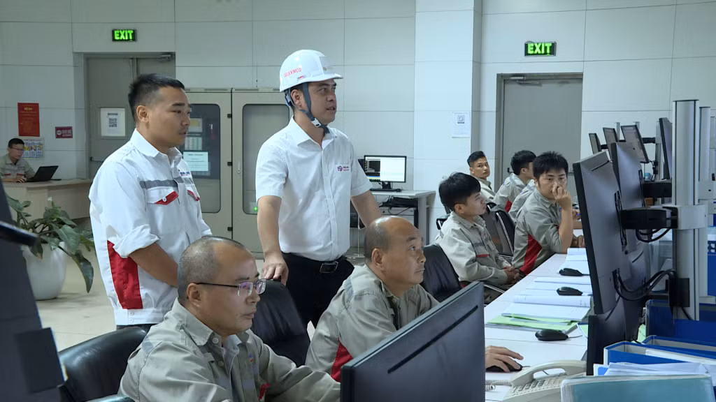 Lãnh đạo Công ty CP Nhiệt điện Thăng Long kiểm tra công tác BVMT của nhà máy nhiệt điện tại Trung tâm Điều hành sản xuất.