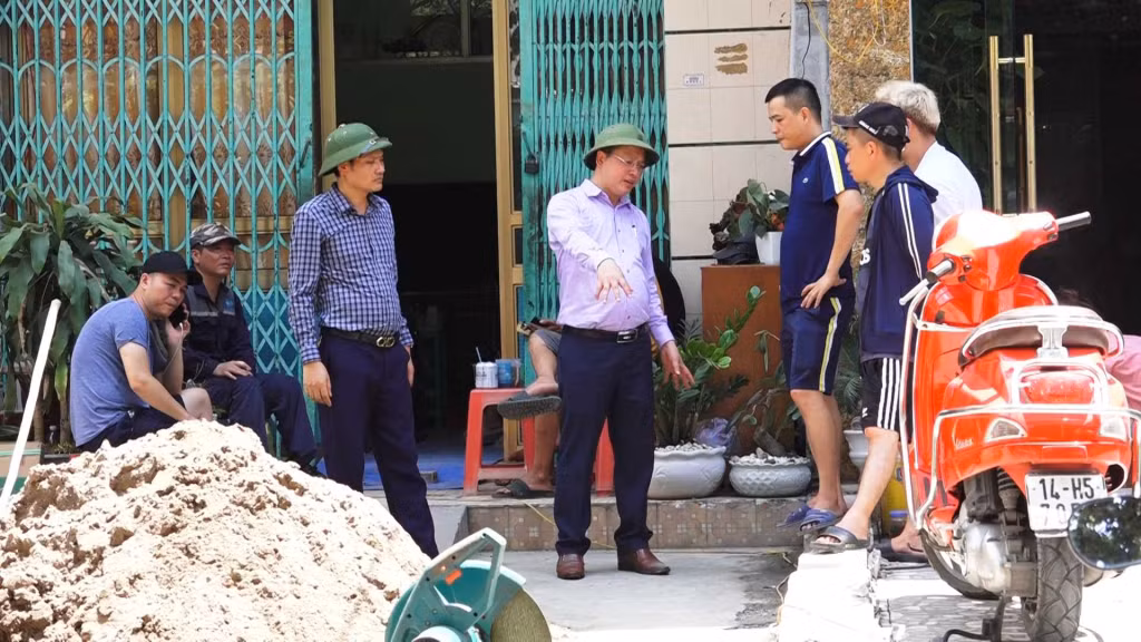 Lãnh đạo TP Cẩm Phả kiểm tra việc xử lý lấn chiếm, xây dựng trái phép trên địa bàn phường Cửa Ông. Ảnh: Duy Tâm