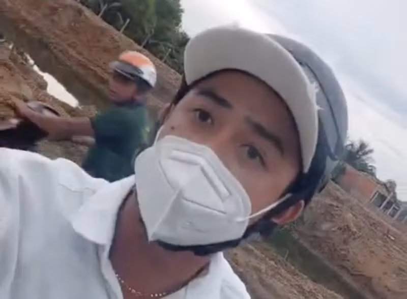 Nam thanh niên chặn đường đe dọa tài xế và cầm gạch ném vỡ kính xe cấp cứu.