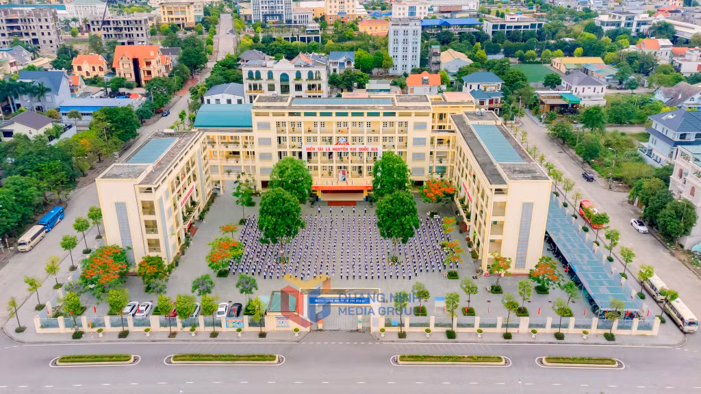 Khuôn viên khang trang, xanh mát, rộng rãi của Trường THCS Chu Văn An (TP Cẩm Phả).