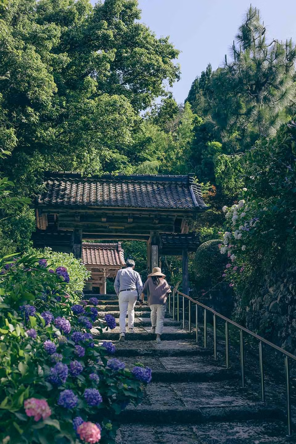 Du khách tham quan chùa. Ảnh: Nguyễn Vân
