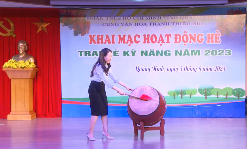 Lãnh đạo Cung Văn hóa thanh thiếu nhi Quảng Ninh đánh trống khai mạc.