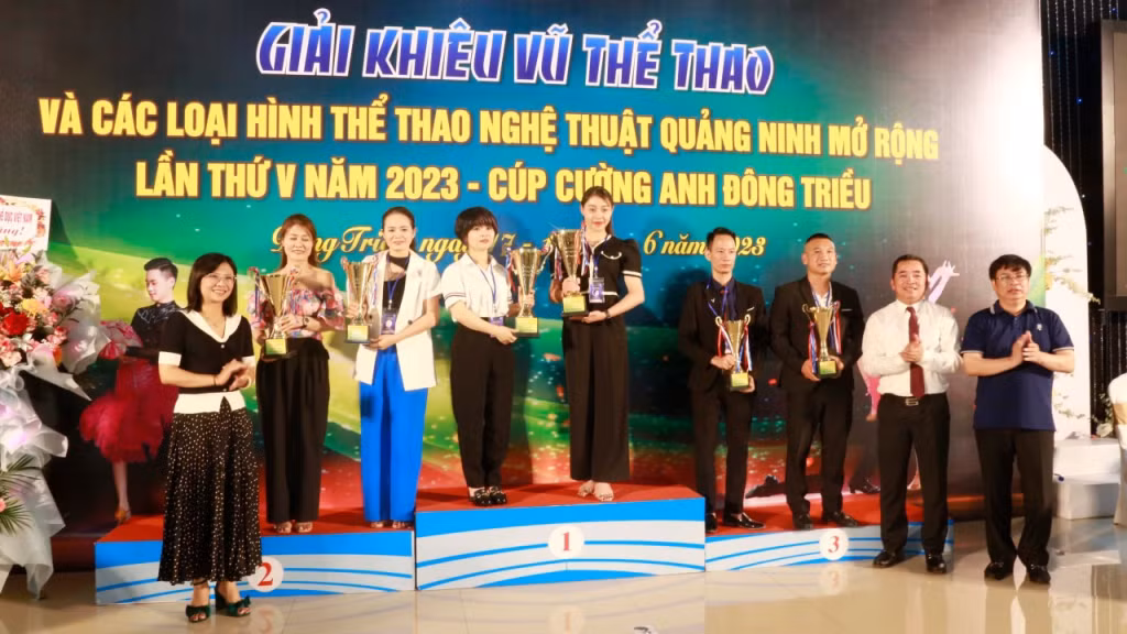 BTC trao Cup biểu tượng cho các đơn vị có đông VĐV tham gia.