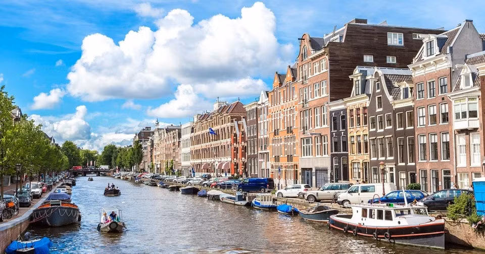 Kênh đào Amsterdam (Hà Lan) được xây dựng vào thế kỷ 17. Du khách sẽ phải mất nửa ngày đi bộ hoặc đạp xe quanh kênh đào để ngắm nhìn được hết công trình, nhà thuyền. Cách nhanh nhất để tham quan trọn vẹn kênh đào là di chuyển bằng du thuyền. Khi đó, du khách sẽ cảm nhận bầu không khí thanh bình, tĩnh lặng và được nghe những câu chuyện thú vị về lịch sử của thủ đô Hà Lan. Ảnh: MyWoWo.