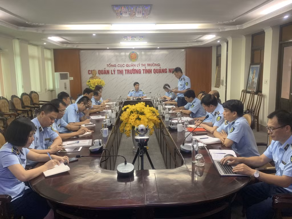 Cục QLTT tỉnh họp triển khai đợt cao điểm xử lý khí cười. (Ảnh do đơn vị cung cấp)