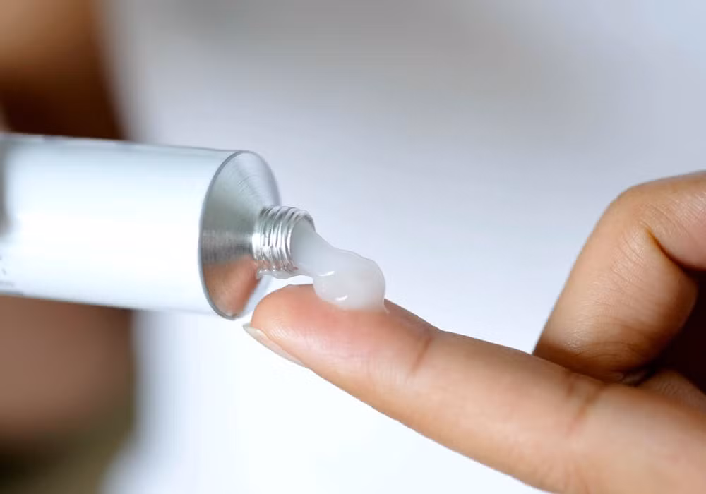 Tuyệt đối không lạm dụng thuốc bôi ngoài da cho trẻ bị tay chân miệng.