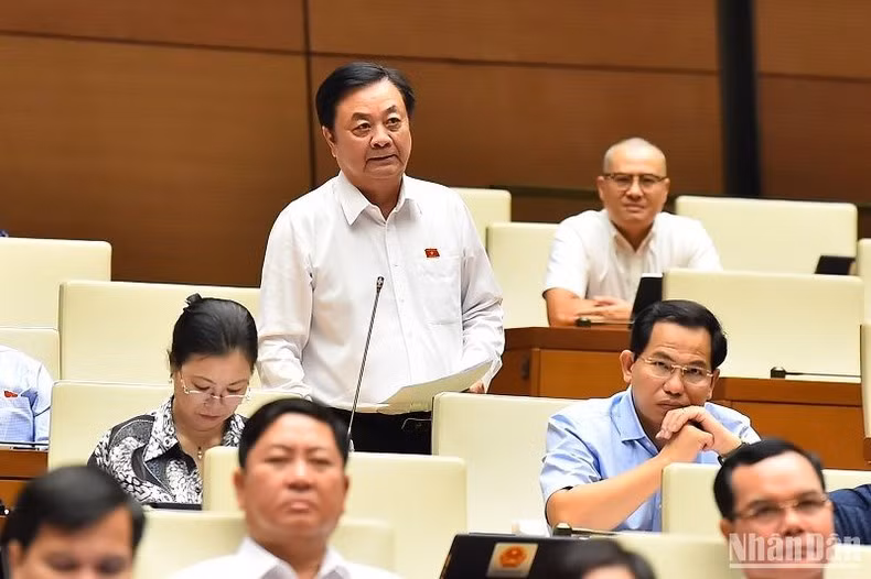 Bộ trưởng Nông nghiệp và Phát triển nông thôn Lê Minh Hoan giải trình, làm rõ một số vấn đề đại biểu Quốc hội nêu. (Ảnh: THỦY NGUYÊN)