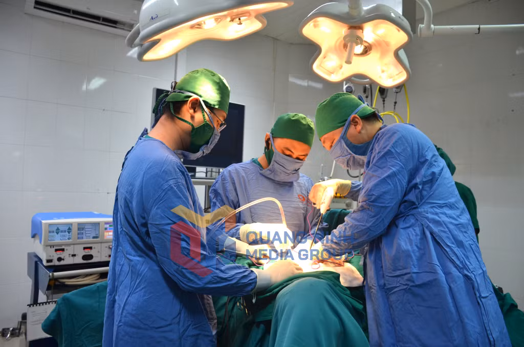 Phẫu thuật cho bệnh nhân ung thư tại Bệnh viện Bãi Cháy (6-2023). Ảnh: Nguyễn Hoa