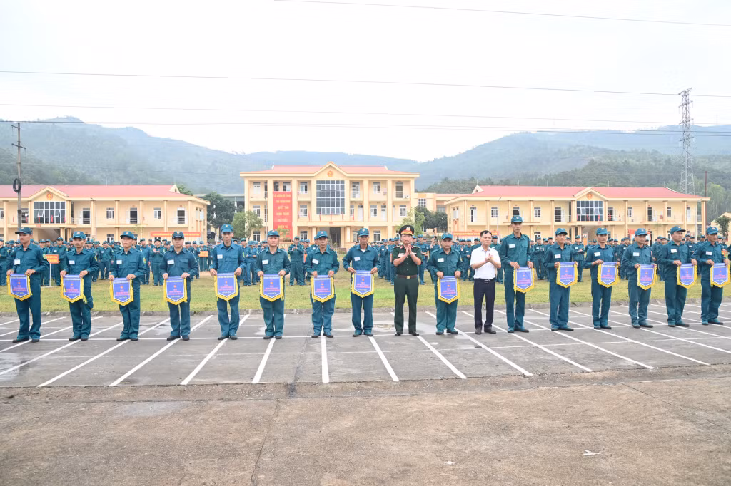 Các đơn vị nhận cờ lưu niệm tham gia hội thi.