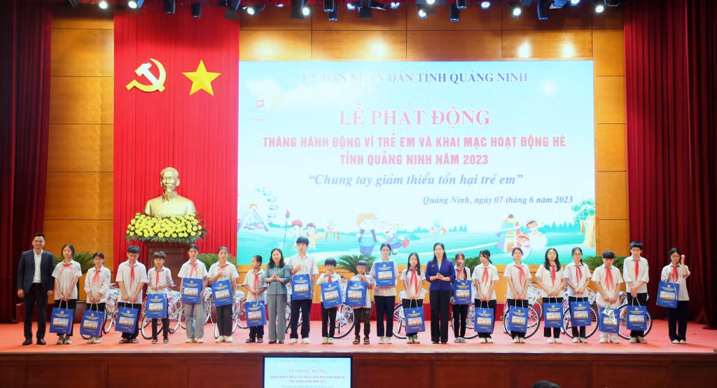 Công ty Bảo hiểm AIA tặng 20 xe đạp trị giá 2 triệu đồng/xe đạp cùng 20 phần quà cho 20 trẻ em có hoàn cảnh khó khăn vượt khó của TP Hạ Long.