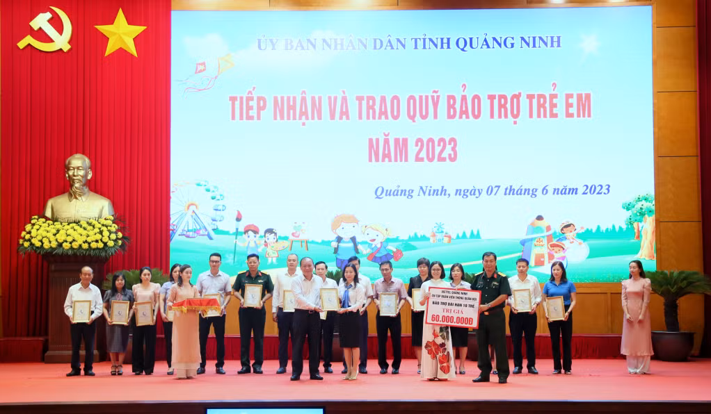 Đại diện các cơ quan, đơn vị, tổ chức, doanh nghiệp và các cá nhân hảo tâm ủng hộ Quỹ Bảo trợ trẻ em tỉnh Quảng Ninh năm 2023 và đăng ký bảo trợ, hỗ trợ tiền, quà, hiện vật cho trẻ em có hoàn cảnh đặc biệt khó khăn.