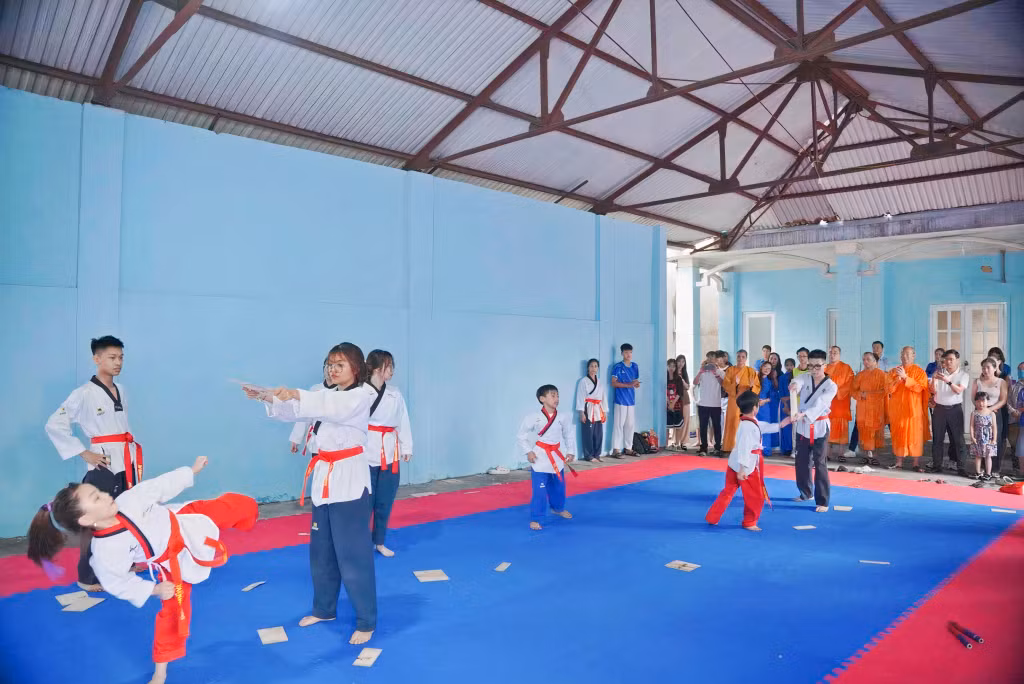 Lớp học võ cho thanh, thiếu nhi được tổ chức tại Trung tâm Phát triển Thanh thiếu nhi TP Uông Bí.