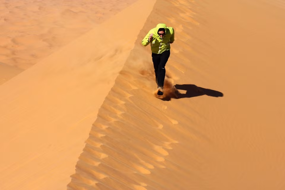 Một cuộc thi chạy marathon băng qua một phần của sa mạc Sahara đã được tổ chức với tên gọi là Marathon Des Sables. Cuộc thi tổ chức trong 7 ngày qua một tuyến đường dài 250 km. Trở ngại lớn nhất đối với các tuyển thủ không phải là khoảng cách, mà là cái nóng lên tới 50 độ C.