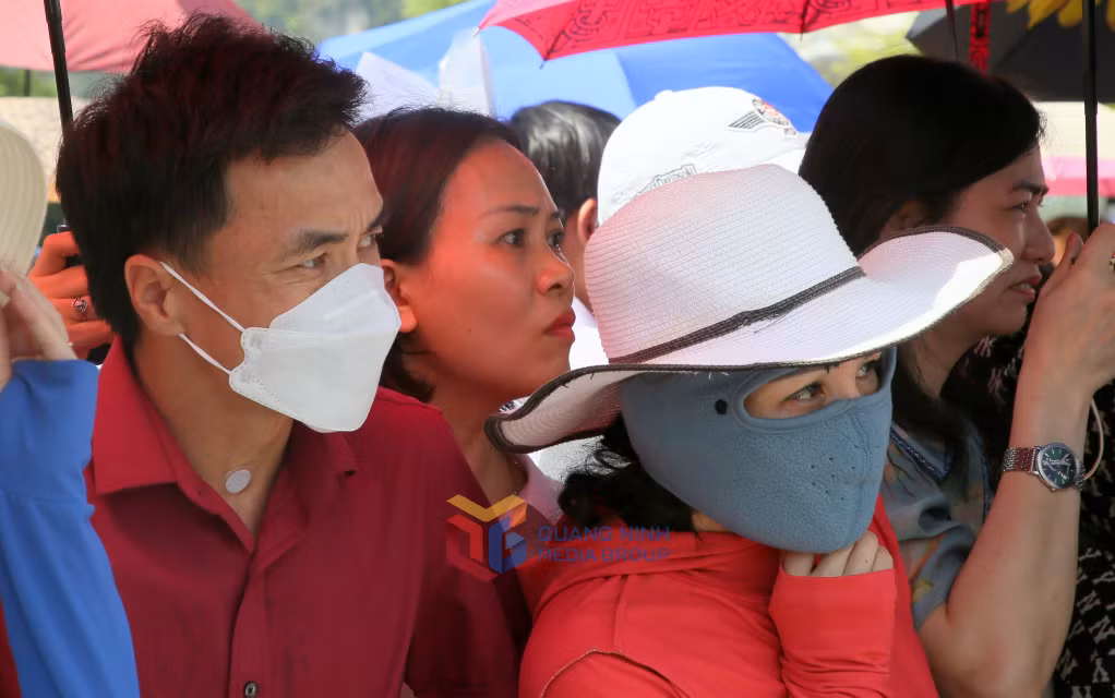 Dưới cái nắng gay gắt của trưa hè tháng 6, những người làm cha làm mẹ vẫn dõi ánh mắt ngóng đợi con bước ra từ cổng trường thi.