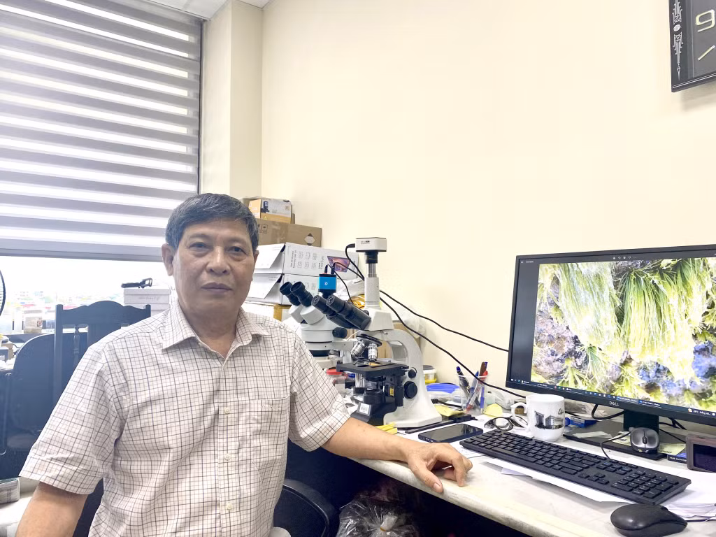 PGS.TS Đàm Đức Tiến trong phòng nghiên cứu tại Viện Tài nguyên - Môi trường biển.