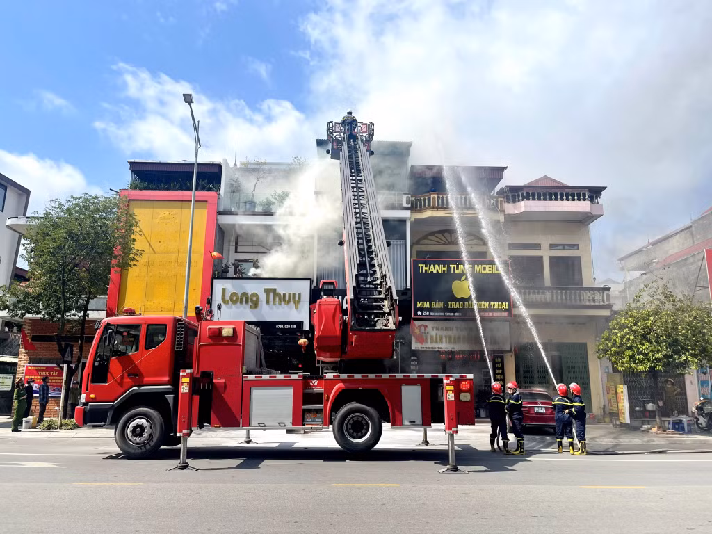 Lực lượng chữa cháy chuyên nghiệp huy động xe thang cứu người từ trên cao và phun nước dập lửa.