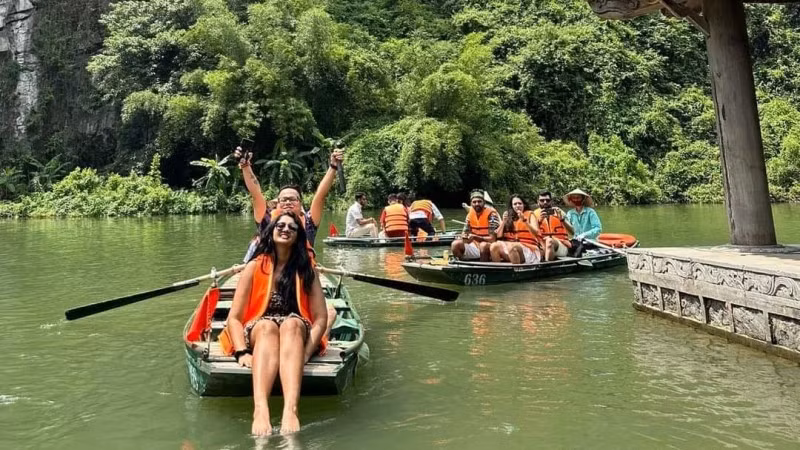 Du khách quốc tế trải nghiệm ở Tràng An, Ninh Bình. (Ảnh: CTV).