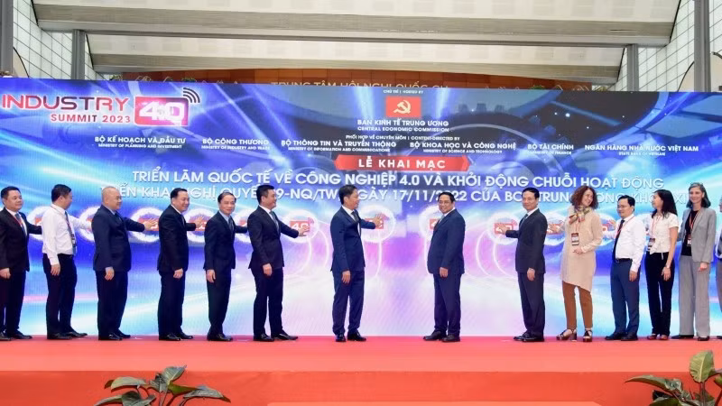 Thủ tướng và các đại biểu nhấn nút khai mạc triển quốc tế về công nghiệp 4.0 năm 2023.