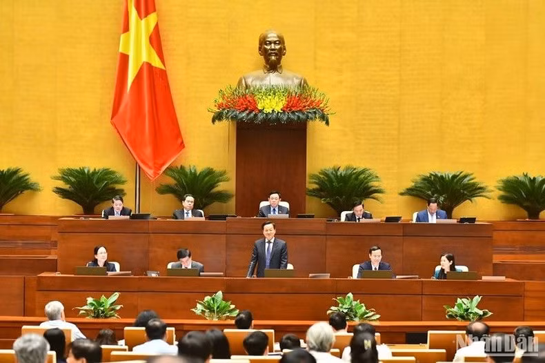 Phó Thủ tướng Chính phủ Lê Minh Khái trả lời chất vấn của đại biểu Quốc hội. (Ảnh: ĐĂNG KHOA)