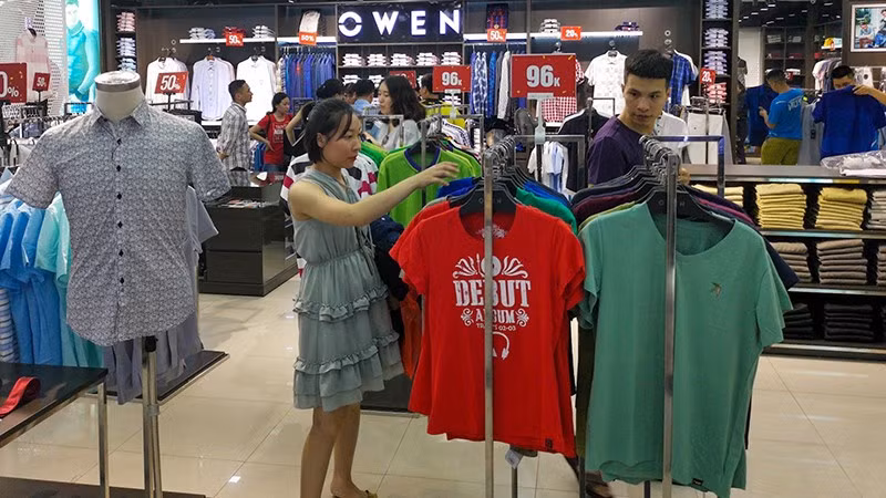 Người dân mua sắm hàng hóa tại một cửa hàng ở siêu thị Big C Hà Nội. (Ảnh MINH HÀ)