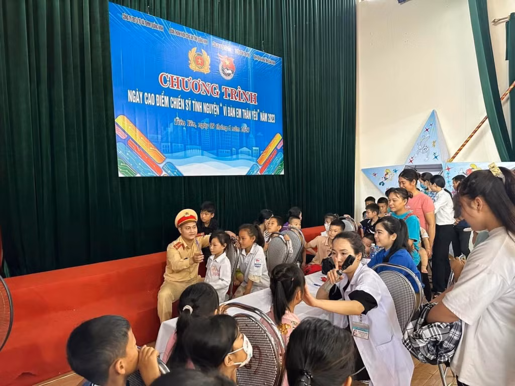 Khám sàng lọc, tư vấn các bệnh về mắt cho hơn 300 trẻ em, học sinh và nhân dân huyện Tiên Yên
