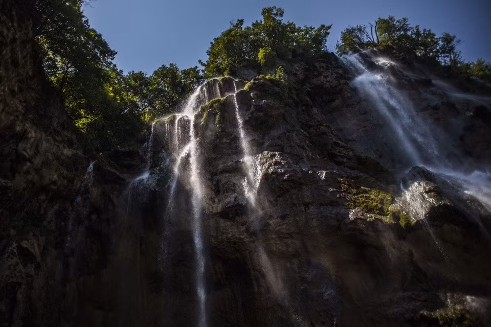 Thác Plitvice (Croatia): Hơn 90 thác nước chảy vào hệ thống 16 hồ Plitvice tạo nên cảnh quan tuyệt đẹp với dòng nước trộn lẫn các tông màu ngọc lục bảo và ngọc lam. Du khách ghé thăm vườn quốc gia Plitvice có thể khám phá các thác nước, hồ và hang động trong khu vực. Ảnh: Matej Divizna.