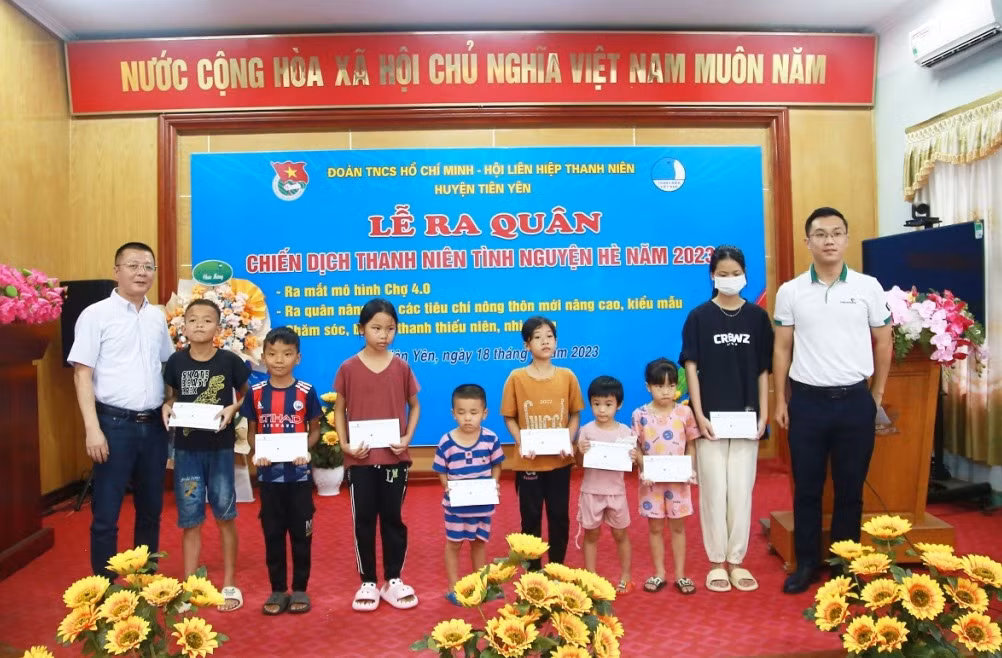 Ngân hàng Vietcombank Phòng giao dịch huyện Tiên Yên trao quà cho các em nhỏ có hoàn cảnh khó khăn tại xã Đông Ngũ