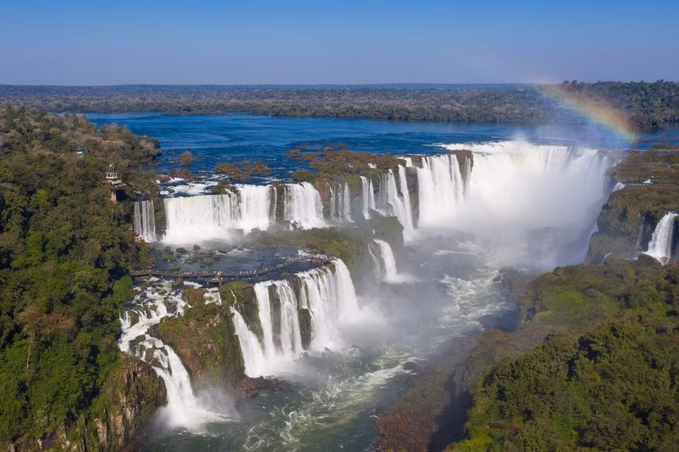 Thác Iguazu (Brasil và Argentina): Có tới 250 thác nước tạo thành thác Iguazu. Hầu hết thác ở trên địa phận của Argentina, trong khi đó thác Devil's Fall cao nhất 80 m nằm bên Brazil. Tại vị trí cách thác khoảng 50 m là khoảng cách tốt nhất để ngắm nhìn vẻ đẹp choáng ngợp của khung cảnh thiên nhiên nơi đây. Ảnh: picture alliance.