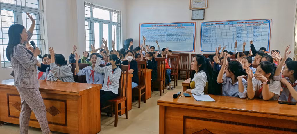 Các em học sinh trường Tiểu học -THCS xã Dân Chủ (TP Hạ Long) đều hào hứng giao lưu trả lời các câu hỏi liên quan đến SKSS lứa tuổi vị thành niên, thanh niên.