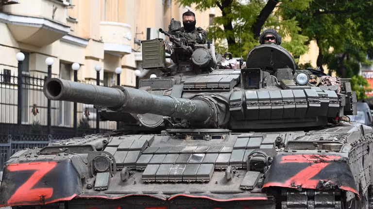 Các thành viên Wagner trên một chiếc xe tăng ở thành phố Rostov-on-Don. Ảnh: Sputnik