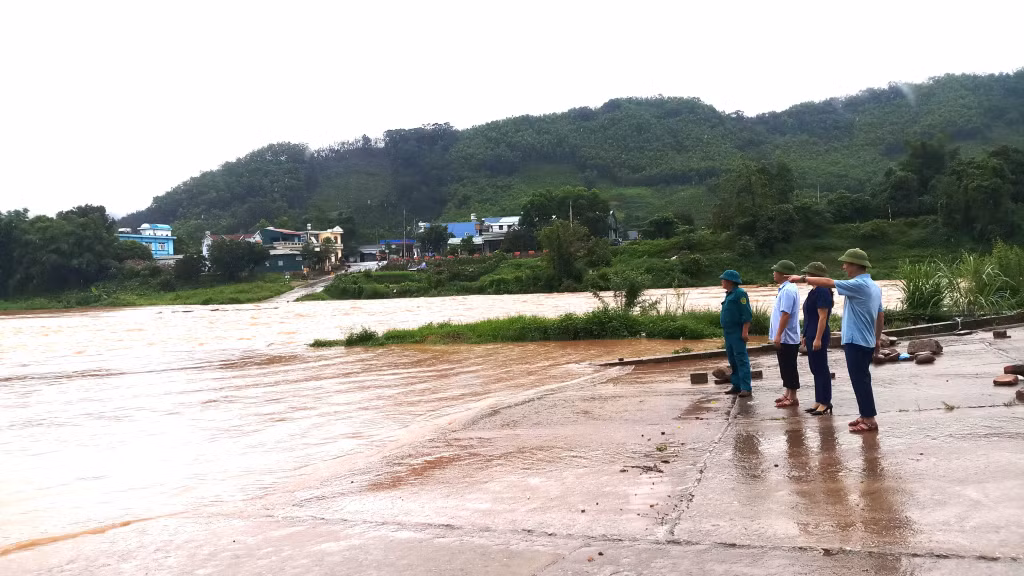 Ban Chỉ huy phòng thủ dân sự, phòng chống thiên tai và tìm kiếm cứu nạn huyện Ba Chẽ đi kiểm tra tại khu vực ngầm tràn thị trấn Ba Chẽ sáng 26/6.